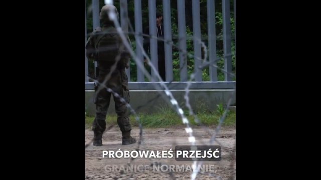 Krótki rozmowa z migrantem przez płot na granicy polsko-białoruskiej