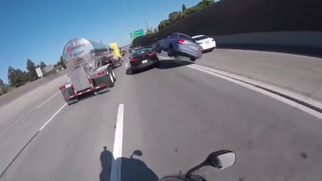 Motocyklista złapał na nagraniu niecierpliwego kierowcę