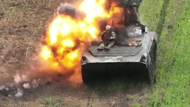 Rosjanie wpadają do komory silnika BMP-2 w wyniku ataku drona