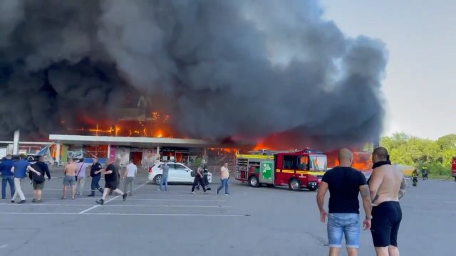 Kolejny filmik z ataku rakietowego na centrum handlowe w Krymenczuku