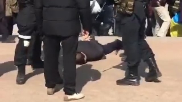 Ruskie biją protestującego mieszkańca okupowanego Berdiańska