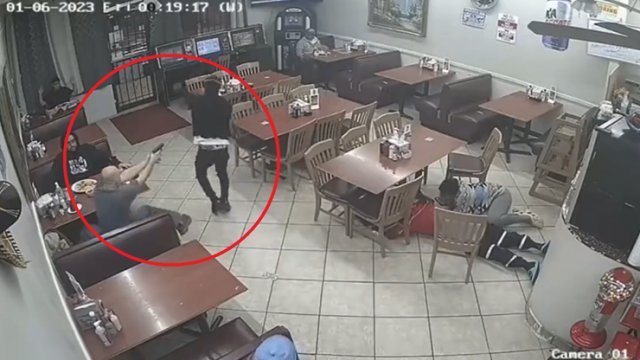 Napadł na restaurację. Klient strzelił mu w plecy, a później dobił [WIDEO]
