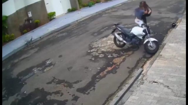 Odważna kobieta powstrzymała złodzieja, który próbował ukraść jej motocykl