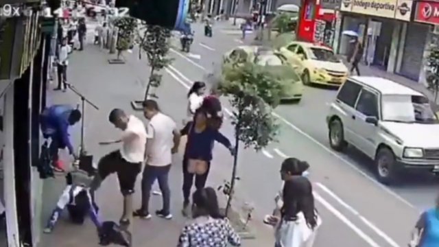 Mężczyzna dźgnął strzykawką przypadkową kobietę idącą chodnikiem [WIDEO]