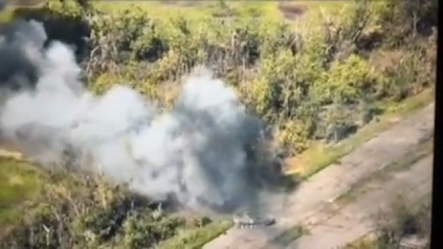 Dwa rosyjskie pojazdy pod ostrzałem ukraińskim