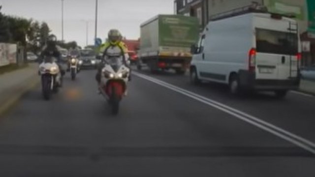 Poważny wypadek motocyklisty na prostej drodze. Nagranie w Miejscu Piastowym