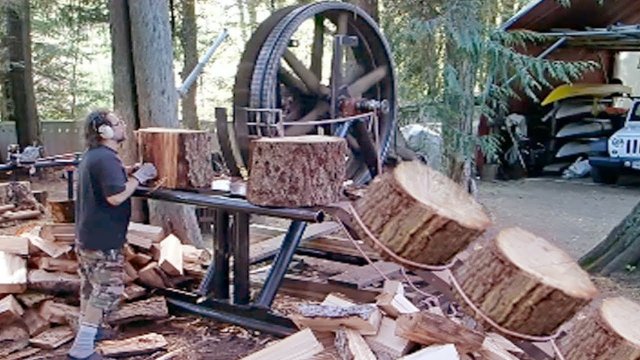 Koleś używa najniebezpieczniejszej maszyny do wycinania drewna, jaką widziałem