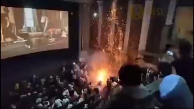 Odpalili fajerwerki w kinie. Efekt mógł być tylko jeden! [WIDEO]