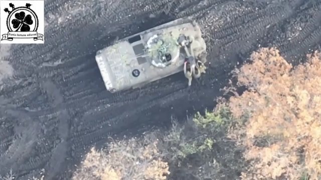 Ukraiński dron zrzuca granaty na rosyjskich żołnierzy wysiadających z BMP