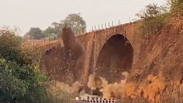 Wyburzenie 190-letniego kamiennego mostu Amrutanjan w Indiach