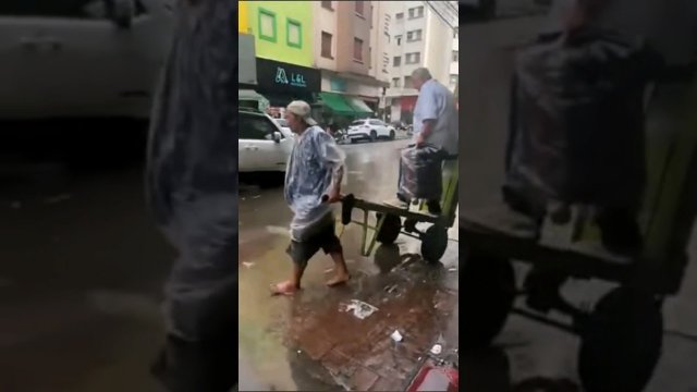 Próbował zarabiać na przewożeniu ludzi przez zalaną ulicę. Nie tak to miało wyglądać [WIDEO]