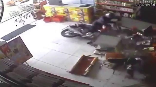 Gość wjeżdża motocyklem do sklepu