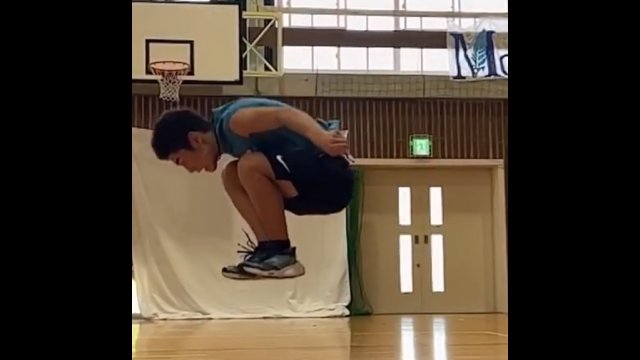 Kirato Hitaka i rekord świata w ilości przejść skakanki pod nogami na jednym skoku [WIDEO]