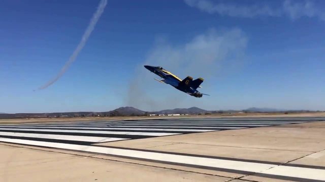 F/A-18 Hornet wzbija się w powietrze