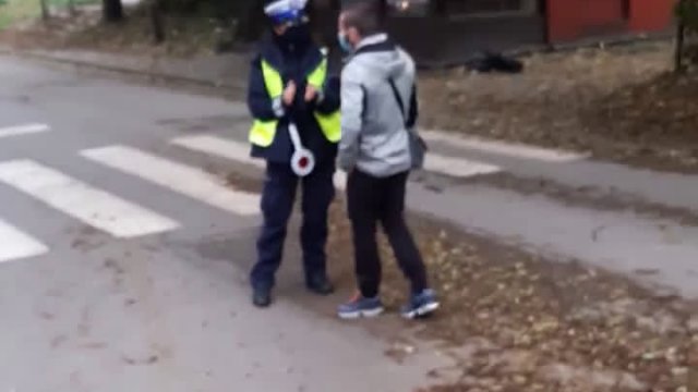 Policjantka bije brawo podczas Strajku Kobiet w Chrzanowie!