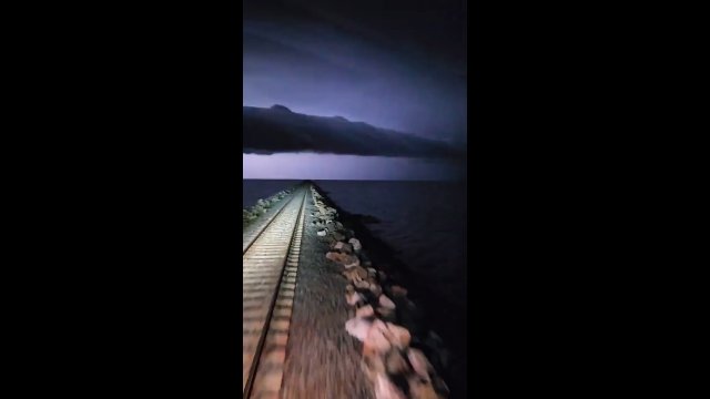 Widok z pociągu, który przejeżdżał przez lagunę La Picasa w Argentynie w trakcie burzy.