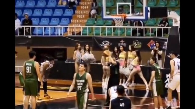 Cheerleaderki machają tyłkami, aby odwrócić uwagę zawodnika