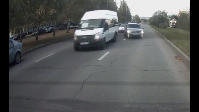 Blondyna z koleżanką skasowały auto podczas wyprzedzania