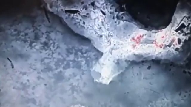 Nagranie z ukraińskiego drona zrzucającego granat na rosyjskiego żołnierza (08.08.2022)