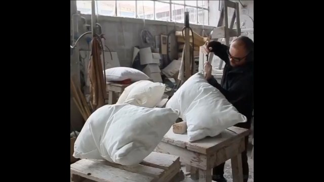 Ten artysta wykonał bardzo realistyczne marmurowe poduszki.