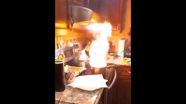 Chciała ugasić płonący olej za pomocą wody
