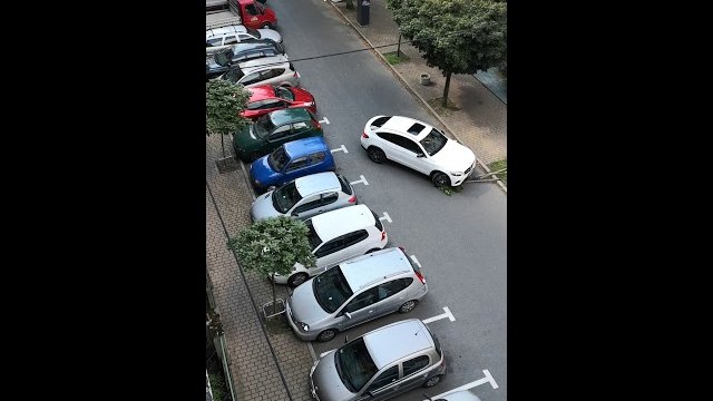 Blondyna w białym Mercedesie daje popis parkowania w Gliwicach