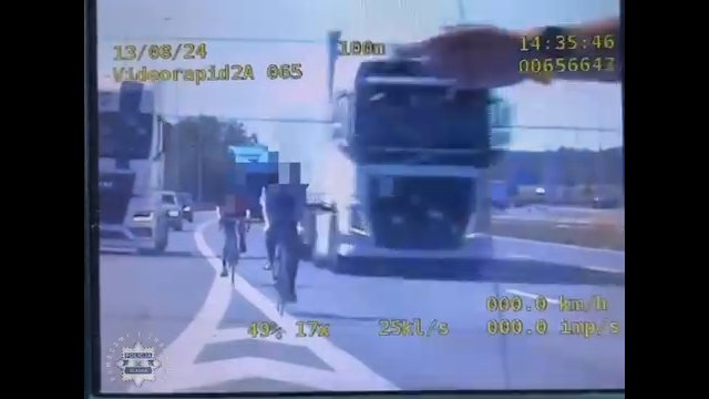 Rowerami po A4. Para postanowiła pojeździć między tirami [WIDEO]