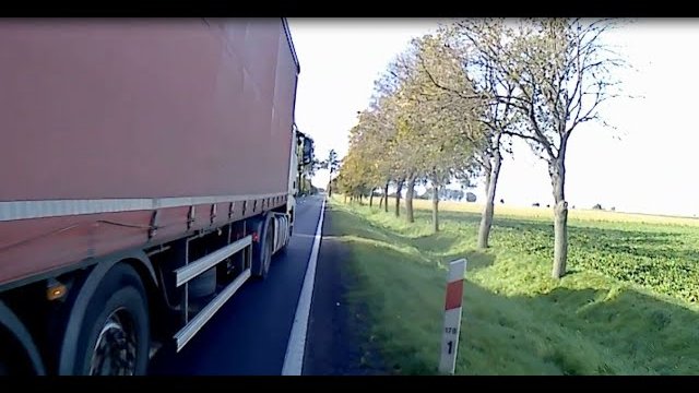 Ku przestrodze - niebezpieczny manewr wyprzedzania rowerzysty na DK-15