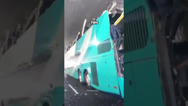 Kierowca zignorował znaki i zamienił piętrowy autobus w kabriolet [WIDEO]