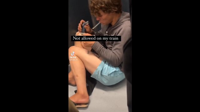 Chłopak próbował zapalić crack w pociągu. Dostał kopa na łeb od jednego z pasażerów