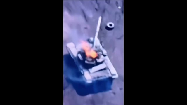 Ukraiński dron kamikadze uderzył w rosyjski czołg. Maszyną stanęła w płomieniach!
