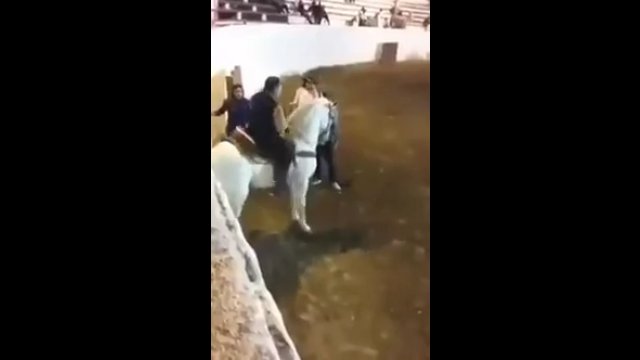 Gruba kobieta próbowała jeździć konno. O mało nie została zmiażdżona