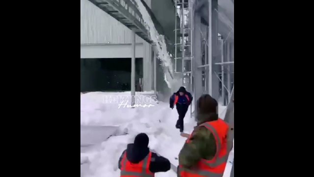 Koleś nie sądził, że zwykły rzut śnieżką może spowodować takie szkody [WIDEO]