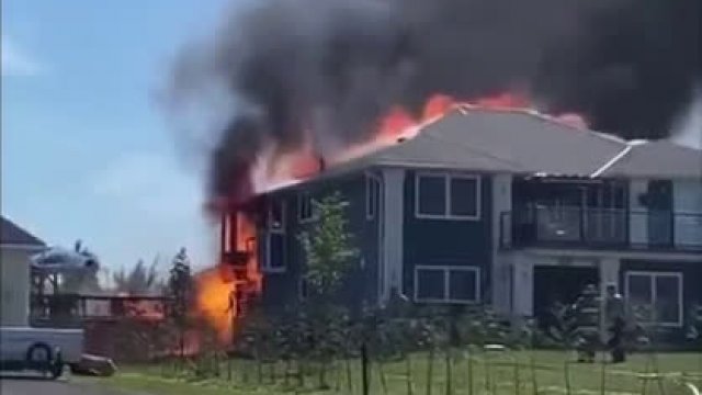 Wybuch butli z propanem w czasie pożaru domu