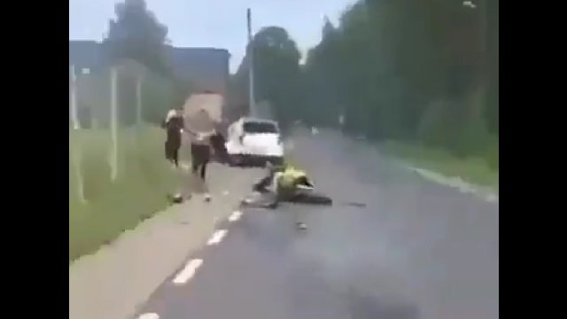 "W ludzi wjechał idiota!". Kobieta nagrała pędzącego motocyklistę, który wbił się w auto osobowe +18