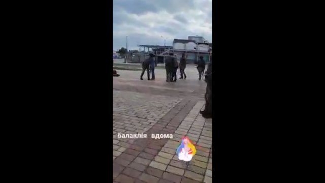 Bałaklija. Miejscowi witają ukraińskich żołnierzy.