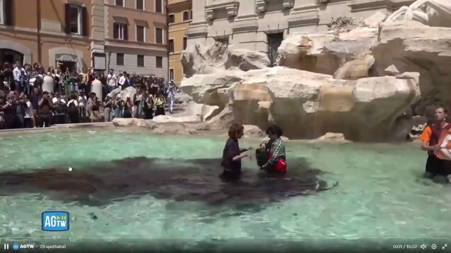 Aktywiści klimatyczni zabarwili na czarno fontannę di Trevi