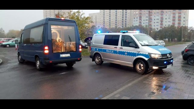 Policyjna obstawa pilnuje busa, który jeździ z obrazem Matki Bożej Częstochowskiej
