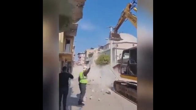 „Kontrolowane wyburzenie” budynku uszkodzonego po trzęsieniu ziemi w Turcji