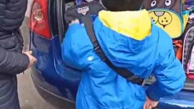 Polka przynosi ukraińskim dzieciom plecaki z książkami i smakołykami