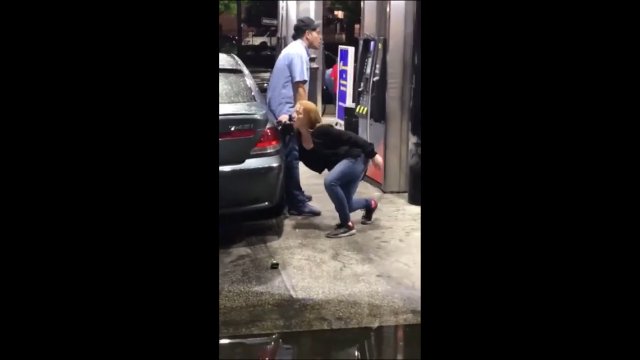 Szokujące zachowanie młodej kobiety na stacji benzynowej. Była niczym zombie! [WIDEO]
