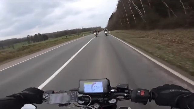 Motocykliści byli o włos od wypadku przy 150km/h