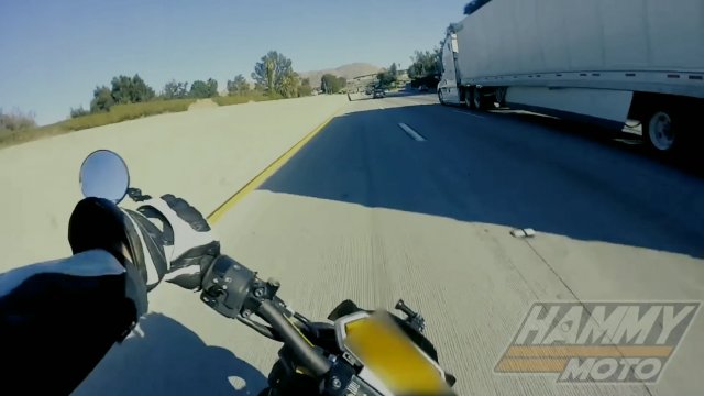 Motocyklista rozbija się pod naczepą ciężarówki