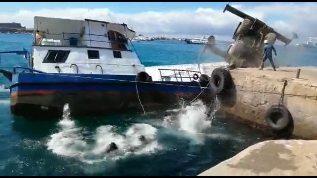 Dźwig się przewrócił, zatopił statek z paliwem i spowodował wyciek na Wyspach Galapagos
