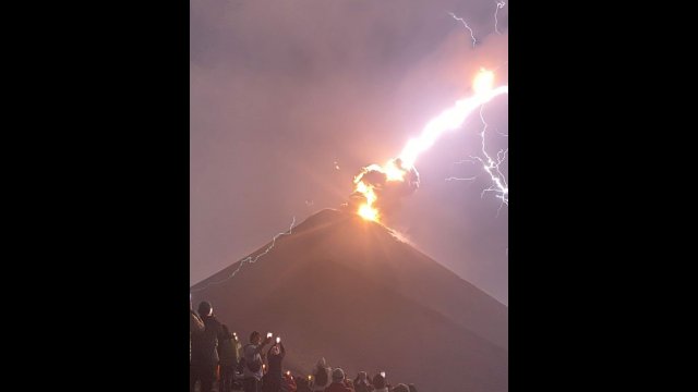 Niesamowity moment uderzenia pioruna w wulkan Fuego w Gwatemalii [WIEO]