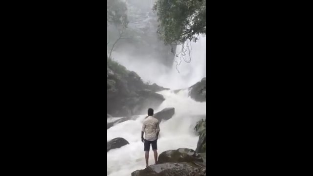 Tragedia podczas nagrywania rolki na Instagram. Chłopak wpadł do wodospadu w Karnatace