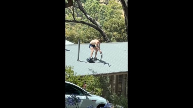 Facet odkurza dach swojego domu. To musi być jakaś kara od żony