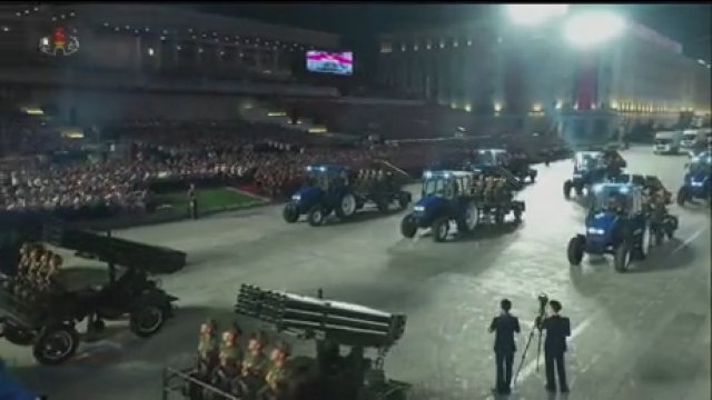 Korea Północna zaprezentowała dywizje z traktorami bojowymi