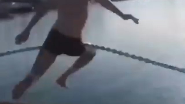 Chciał widowiskowo skoczyć do wody, ale pokonał go łańcuch