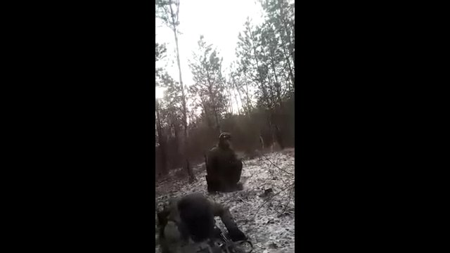 Rosyjski żołnierz filmuje siebie i swoją grupę, gdy zostają trafieni przez ukraińską artylerię